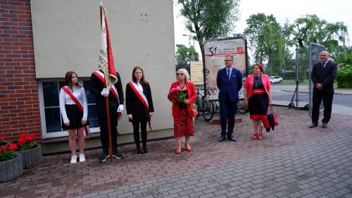 Zdjęcia przedstawia uroczystość odsłonięcia ławeczki upamiętniającej Stanisława Buckiego, który był pedagogiem i działaczem samorządowym w Pruszczu Gdańskim.